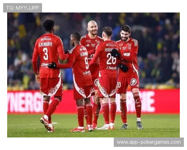 南特对阵朗斯，中场争夺成比赛走势关键。